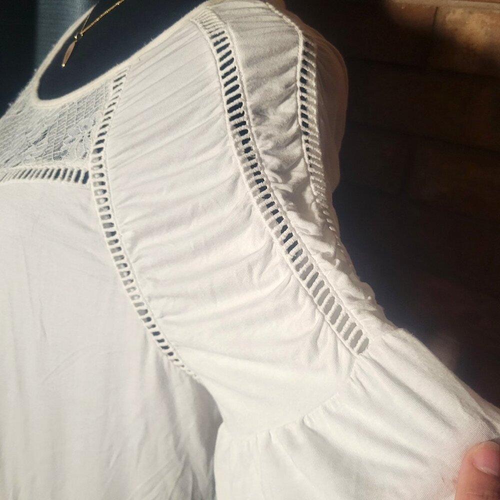 Cable & Gauge Lace/Crocheted White on White Short Sleeve Blouse - Size M - Picture 3 of 9